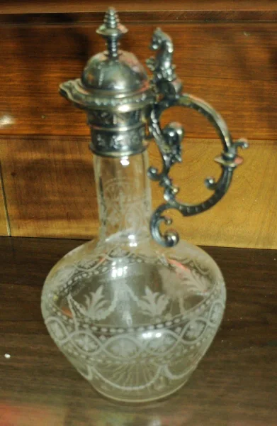 Ornate etched clear glass oil lamp / oil cruet decanter with brass-tone metal top and hinged pull-chain